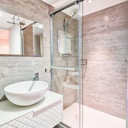 Apartment Rooftop -vue Port, 4 Pers, Climatise, Terrasse, Jaccuzi, Parking *
