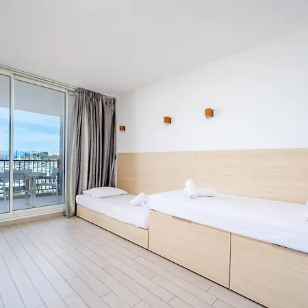 Rooftop -vue Port, 4 Pers, Climatise, Terrasse, Jaccuzi, Parking شقة *