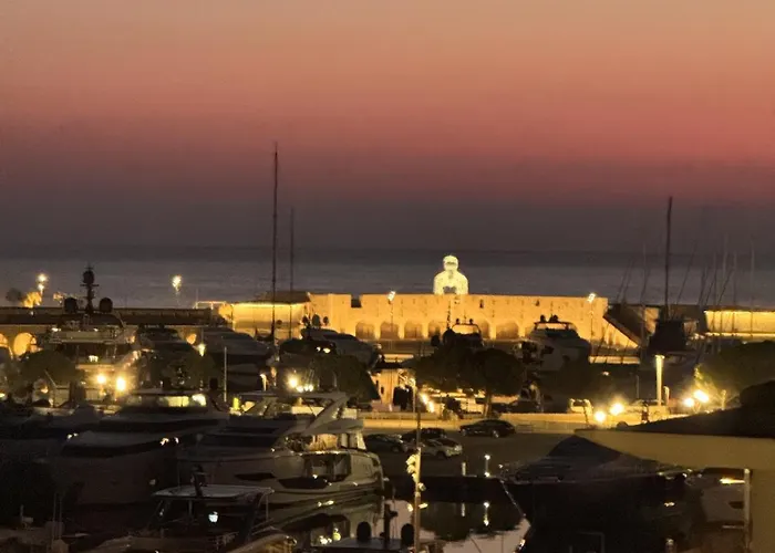 Rooftop -vue Port, 4 Pers, Climatisé, Terrasse, Jaccuzi, Parking Appartamento *